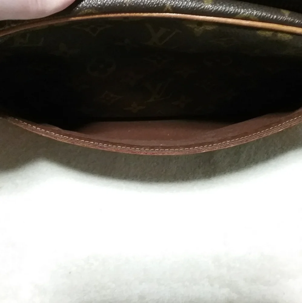 Authentic Louis Vuitton Monogram Compiegne 28 Clutch/ Tolietry Bag